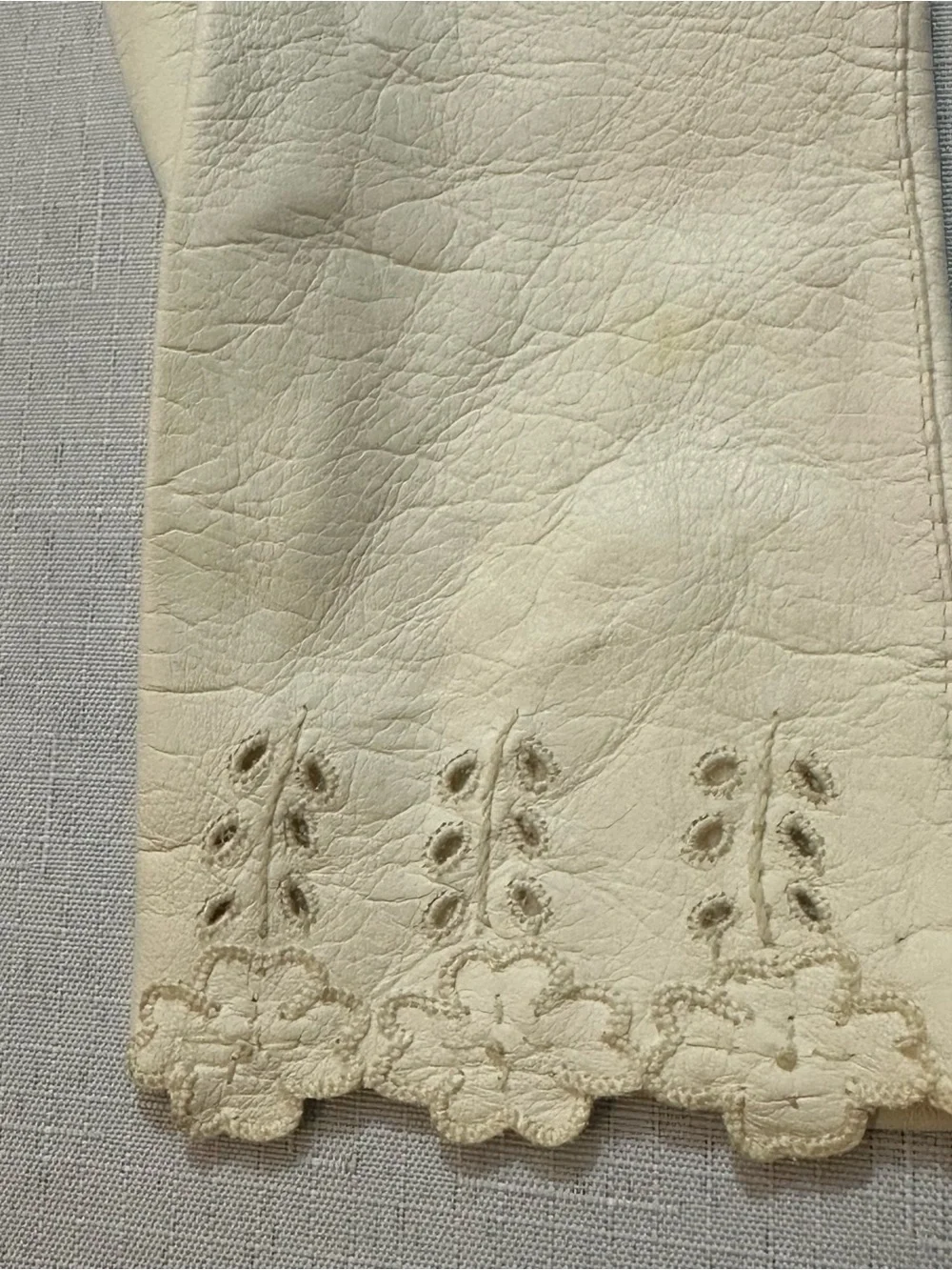 Vintage White Leather Floral Gloves • Women’s Small